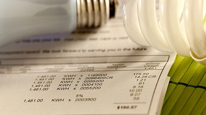 Muchos clientes encuentran dificultades para cambiarse a la tarifa regulada del gas y tienen que soportar largas esperas al teléfono con sus compañías.