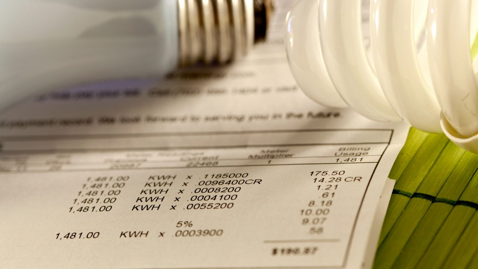 Muchos clientes encuentran dificultades para cambiarse a la tarifa regulada del gas y tienen que soportar largas esperas al teléfono con sus compañías.