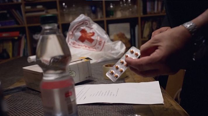 Telediario 1 - Kiev se adapta a los cortes de luz: kits de supervivencia en los ascensores