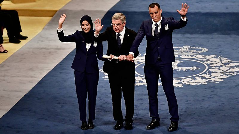 Thomas Bach y dos olímpicos refugiados recogen el Princesa de Asturias de los Deportes -- Ver ahora