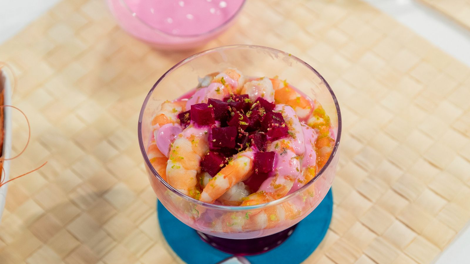 Receta de salsa rosa saludable y cocktail de marisco