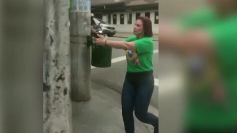 Una diputada bolsonarista persigue a un hombre a punta de pistola en la calle