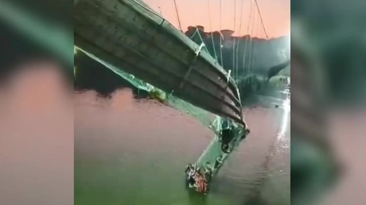 Informativo 24h - Decenas de muertos al colapsar un puente en India