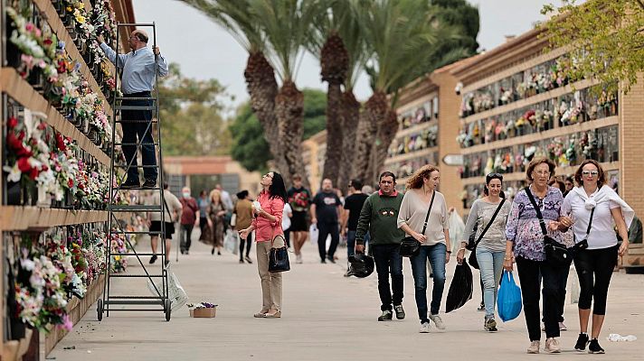 Mucha gente adelanta la visita a los cementerios para evitar aglomeraciones