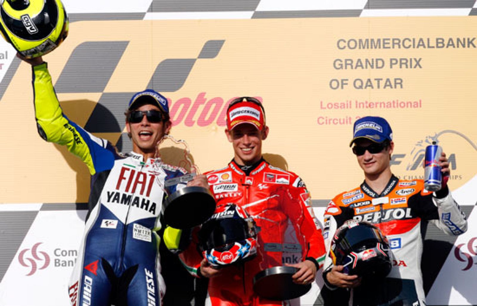 Primera victoria de Stoner en MotoGP, poniendo de manifiesto el acierto de Ducati con la nueva normativa de las 800cc.