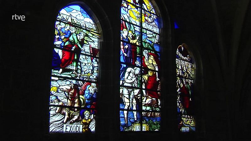 El maestro vidriero Carlos Muñoz de Pablos dirige la restauración de las vidrieras de la catedral de Segovia, un trabajo minucioso que saben realizar pocos artistas.