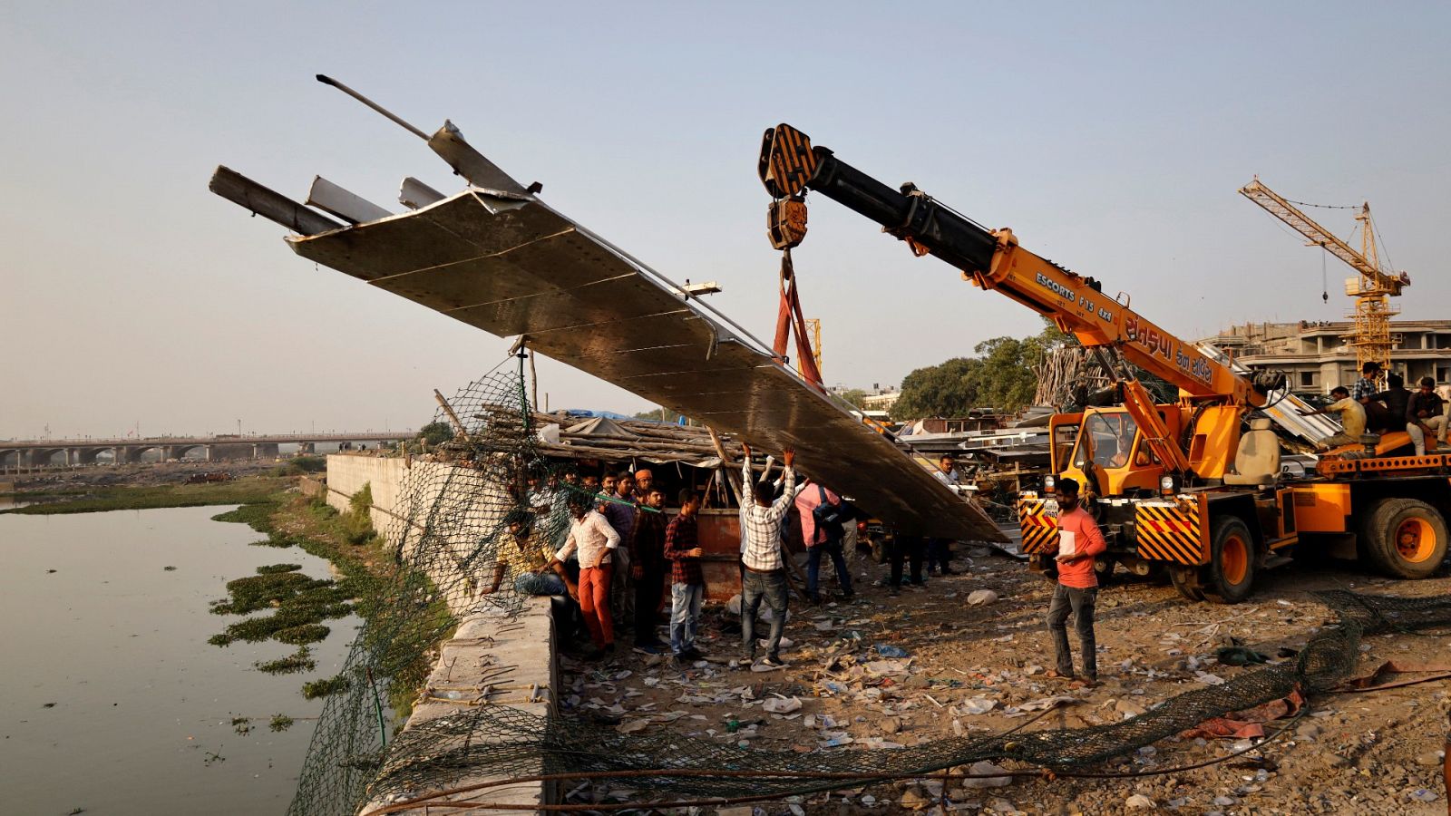 Detenidas nueve personas por el derrube de un puente colgante en la India