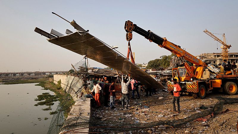 Detenidas nueve personas por el derrube de un puente colgante en la India que ha provoado la muerte de al menos 140 personas