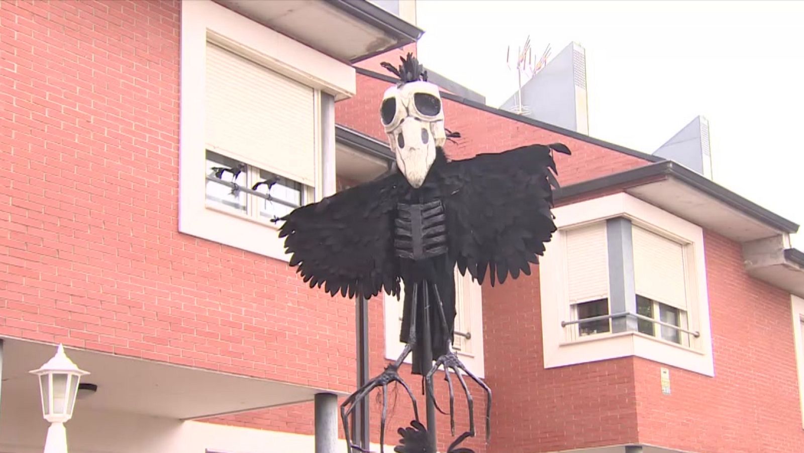 Las decoraciones de Halloween llegan a las fachadas de las casas | Ver
