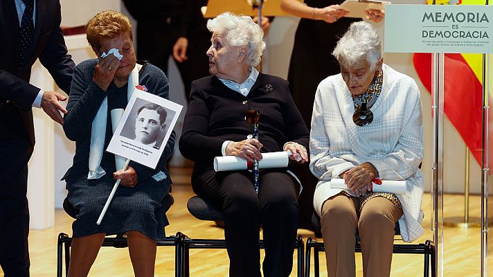 Telediario 2 - Los familiares de las víctimas del franquismo participan en el homenaje: "Mi abuela pasó 18 años en la cárcel"