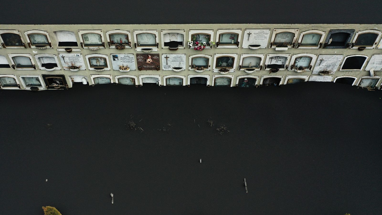 Flores y visitas a Las Manchas, La Palma, un año después de que la lava cubriese la mayor parte del cementerio