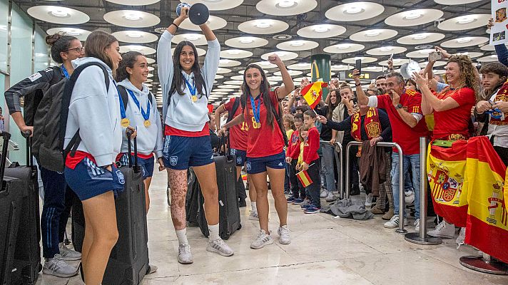 Gran recibimiento en Madrid a las campeonas del mundo sub-17