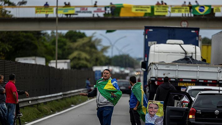 Más de 300 carreteras cortadas en Brasil en protesta por la derrota de Bolsonaro