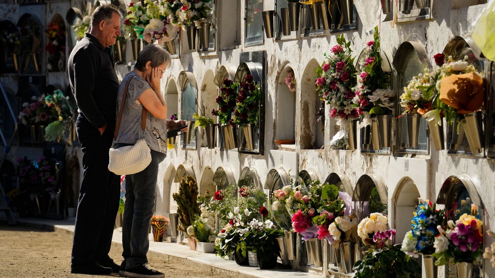 Este 1 de noviembre se celebra el Día de Todos los Santos y muchos familiares llevan flores a las tumbas de los que ya no están, pero siguen en su recuerdo.