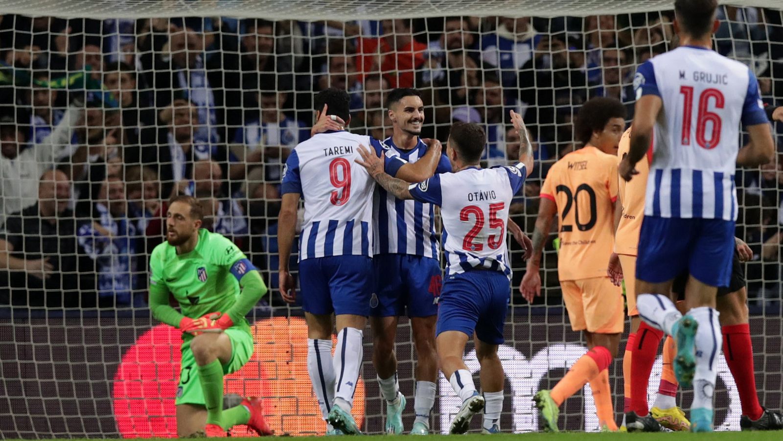 El Atlético se diluye en Oporto y se queda sin la Europa League