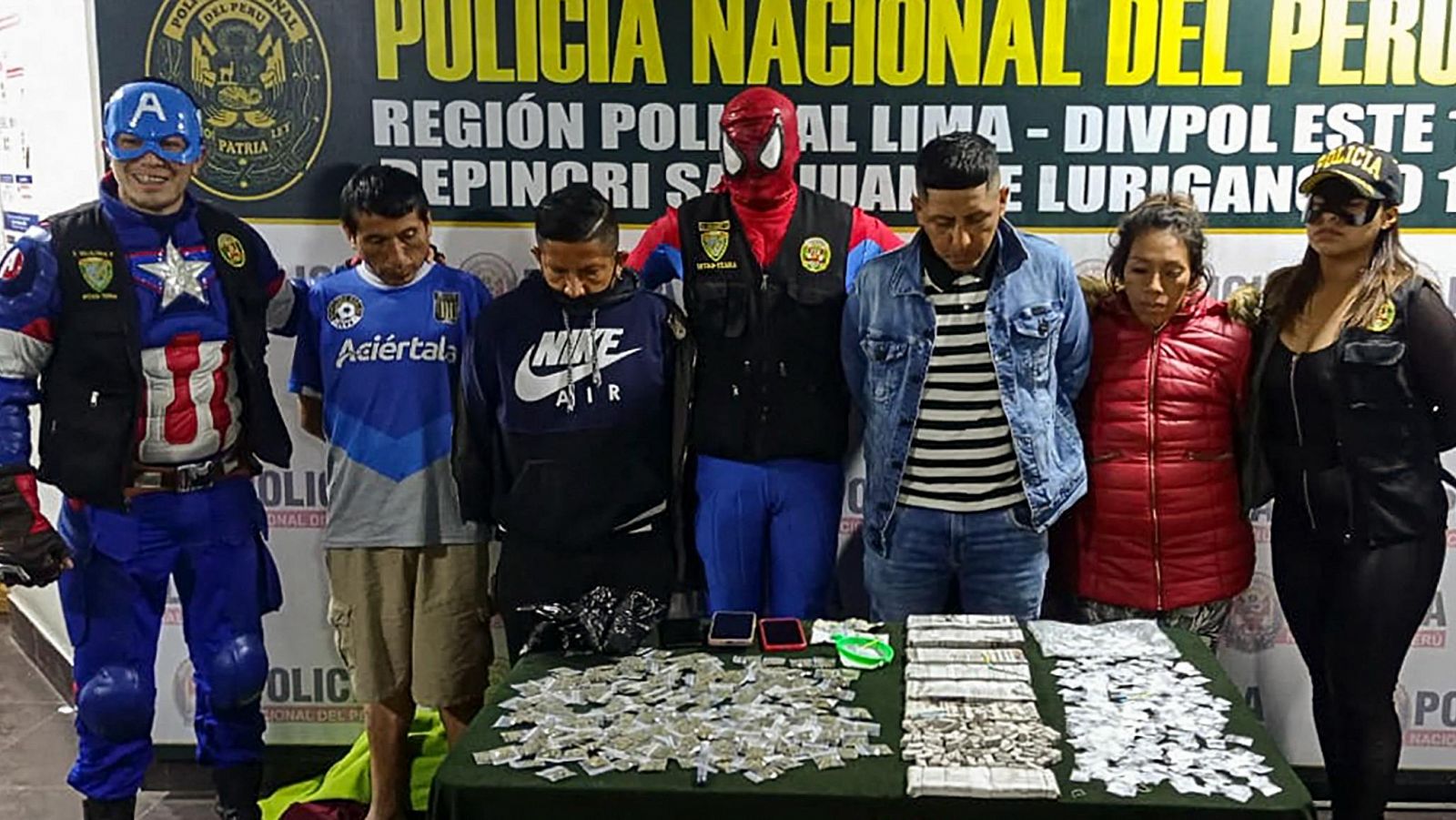 Policías disfrazados de superhéroes luchan con la droga en Perú