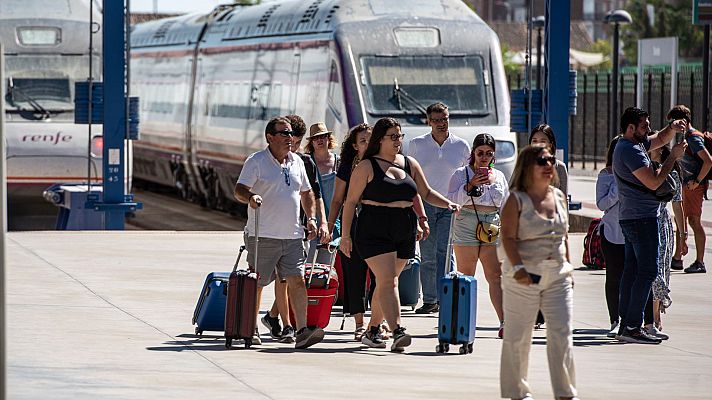 Telediario 1 - Un nuevo incidente en el tren a Extremadura provoca que los usuarios tengan que viajar sentados en el suelo