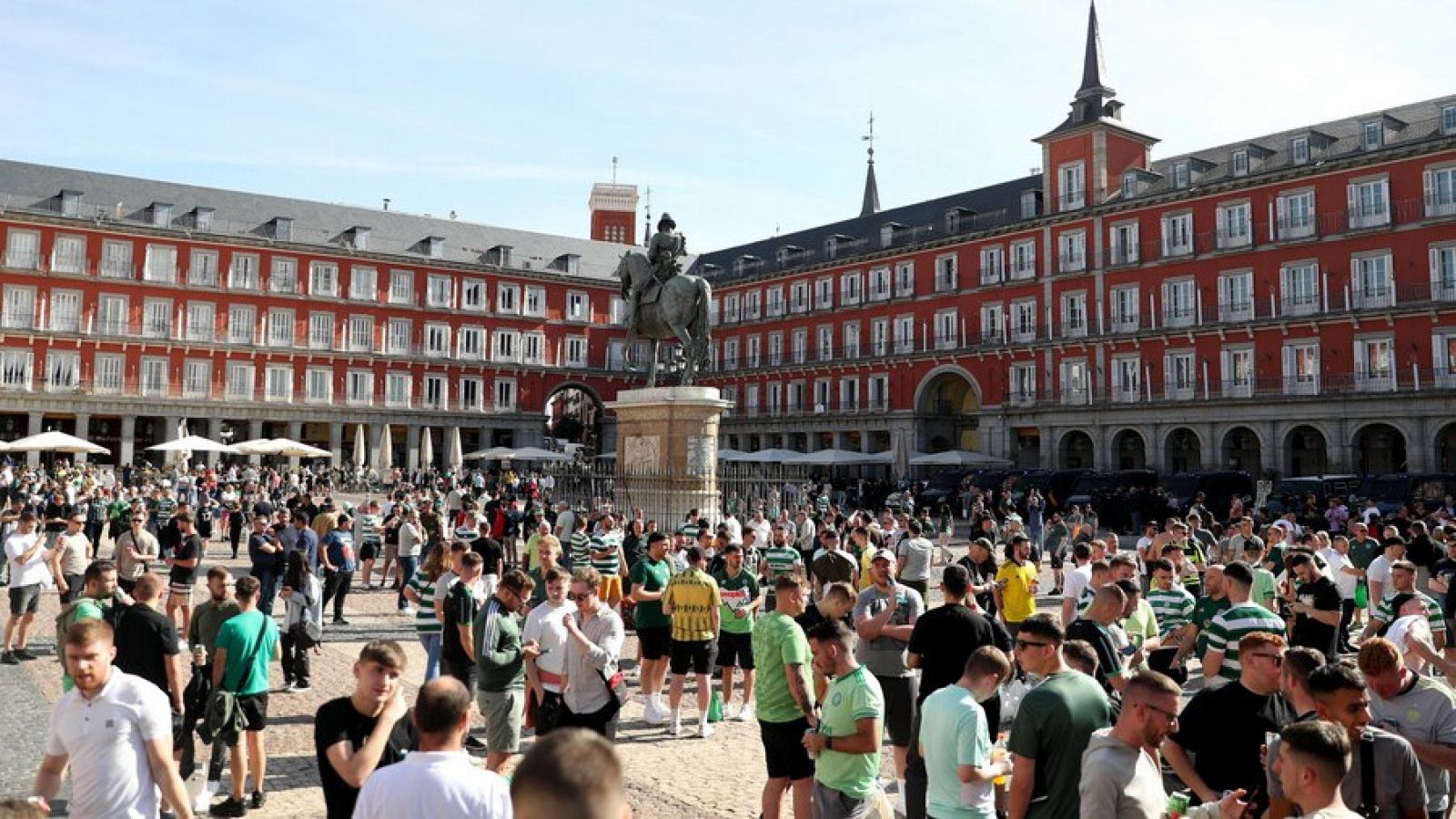 Miles de aficionados del Celtic llegan sin entrada a Madrid