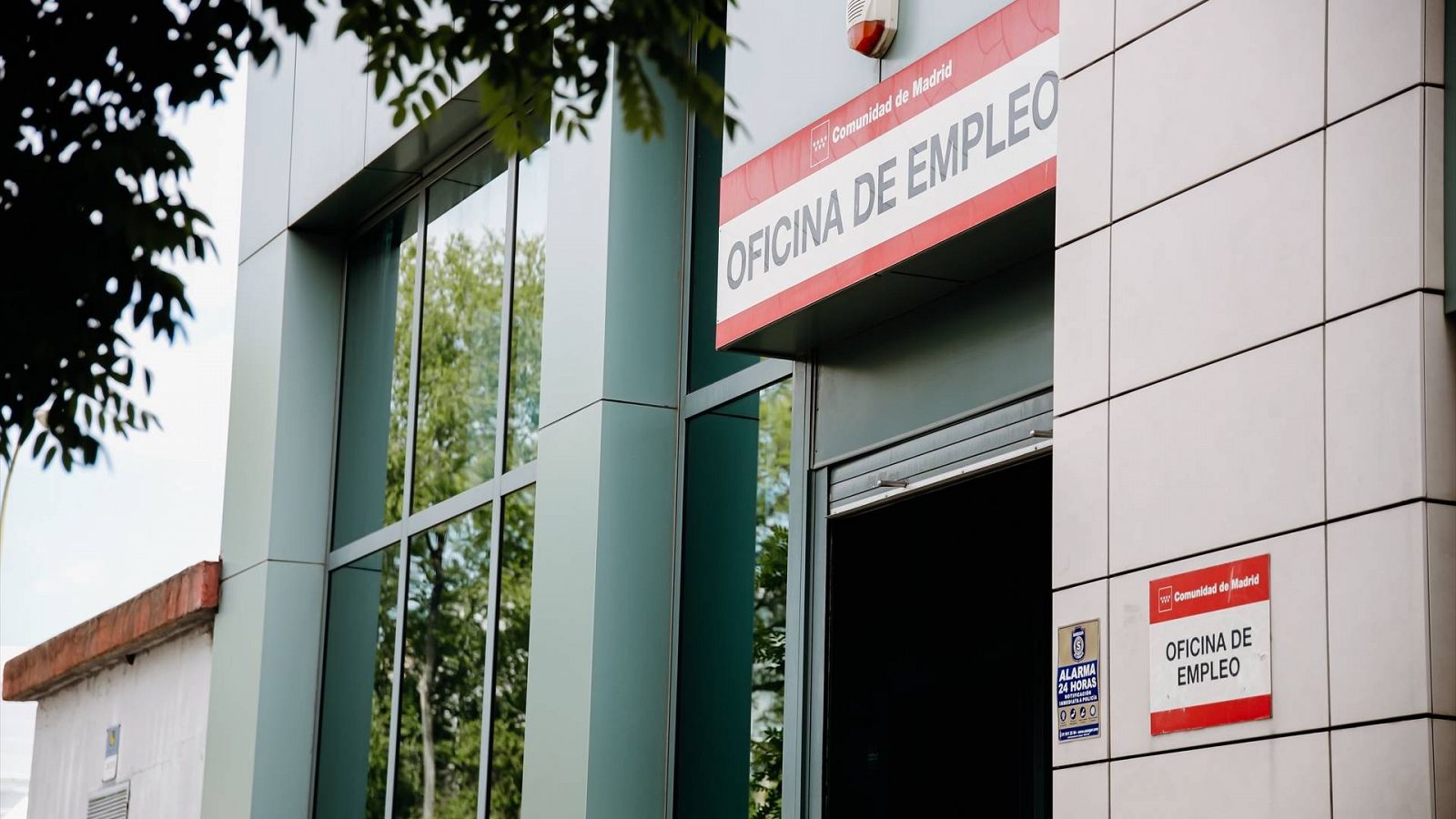 El paro cae en octubre en 27.027 persona y se crean 103.499 empleos