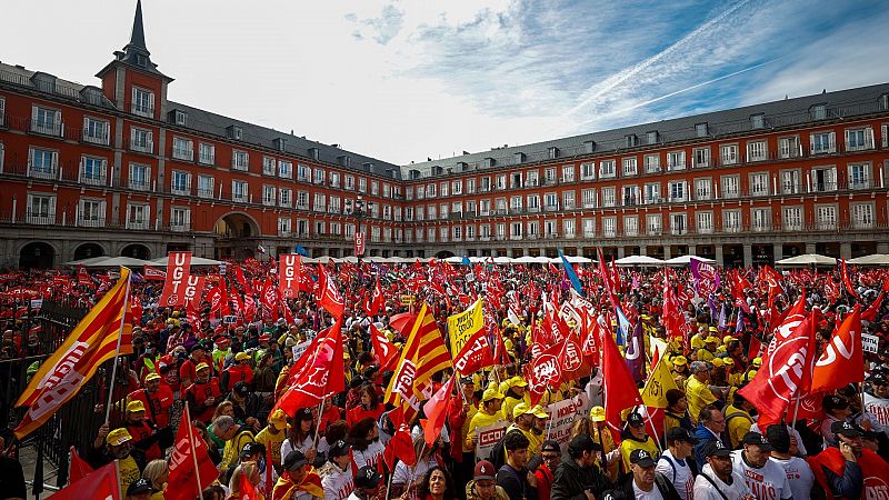 Miles de personas han participado este jueves en la manifestación convocada por UGT y CC.OO. en Madrid para pedir una subida de salarios que garantice el poder adquisitivo de la clase trabajadora.