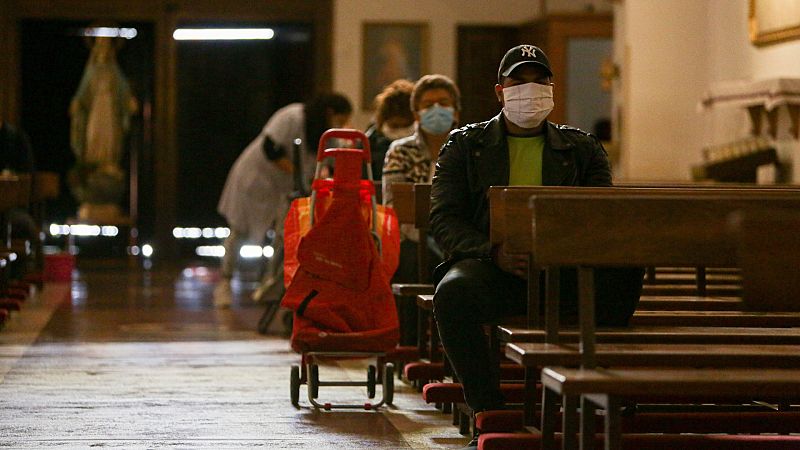 Más del 30% de los hogares en España no puede vivir "en condiciones dignas" y se ve obligada a reducir sus gastos en alimentos y luz, según un informe de Cáritas.