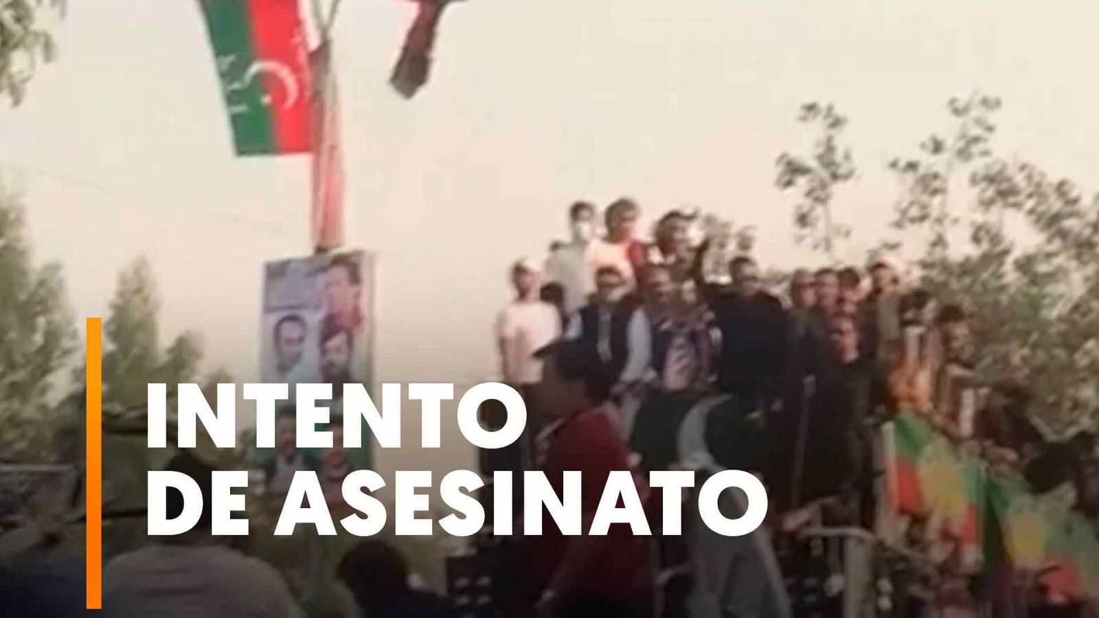 El ex primer ministro paquistaní Imran Khan, herido en un tiroteo durante un acto político