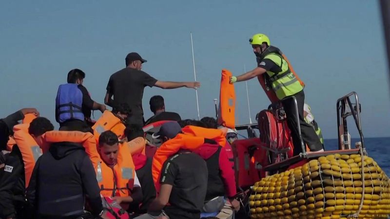 Tres barcos con cerca de un millar de migrantes esperan para entrar en Italia
