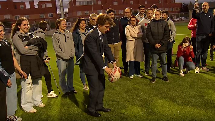 Almeida le da un balonazo a un fotógrafo sin querer, pero esta vez con un balón de rugby