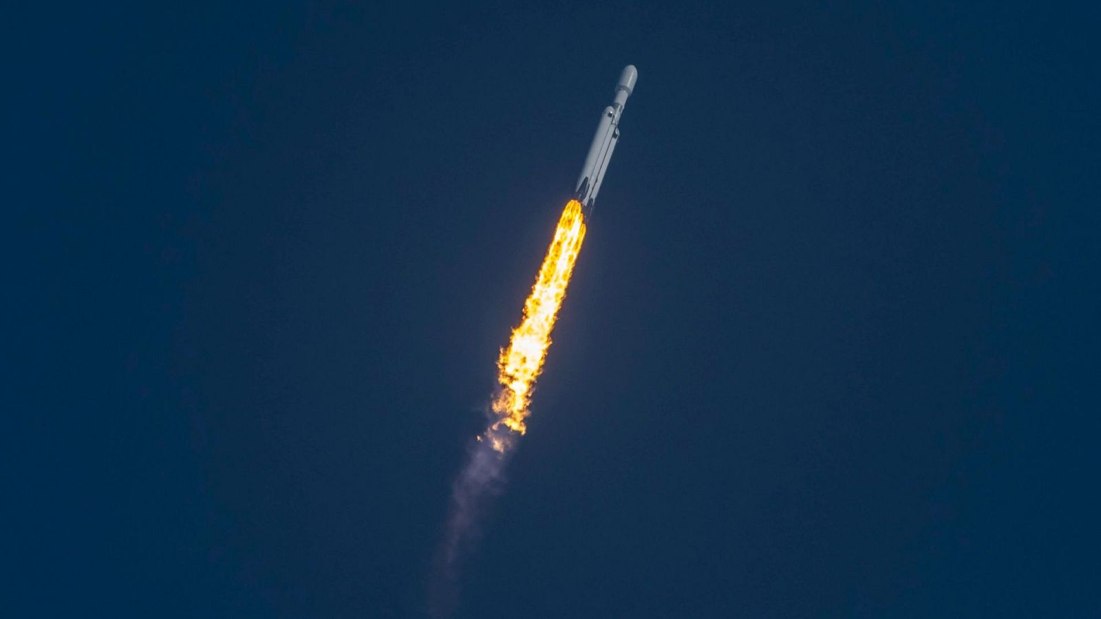 Controlador aéreo, sobre el cohete chino: "El pasajero tiene que tener mucha paciencia, habrá retrasos"