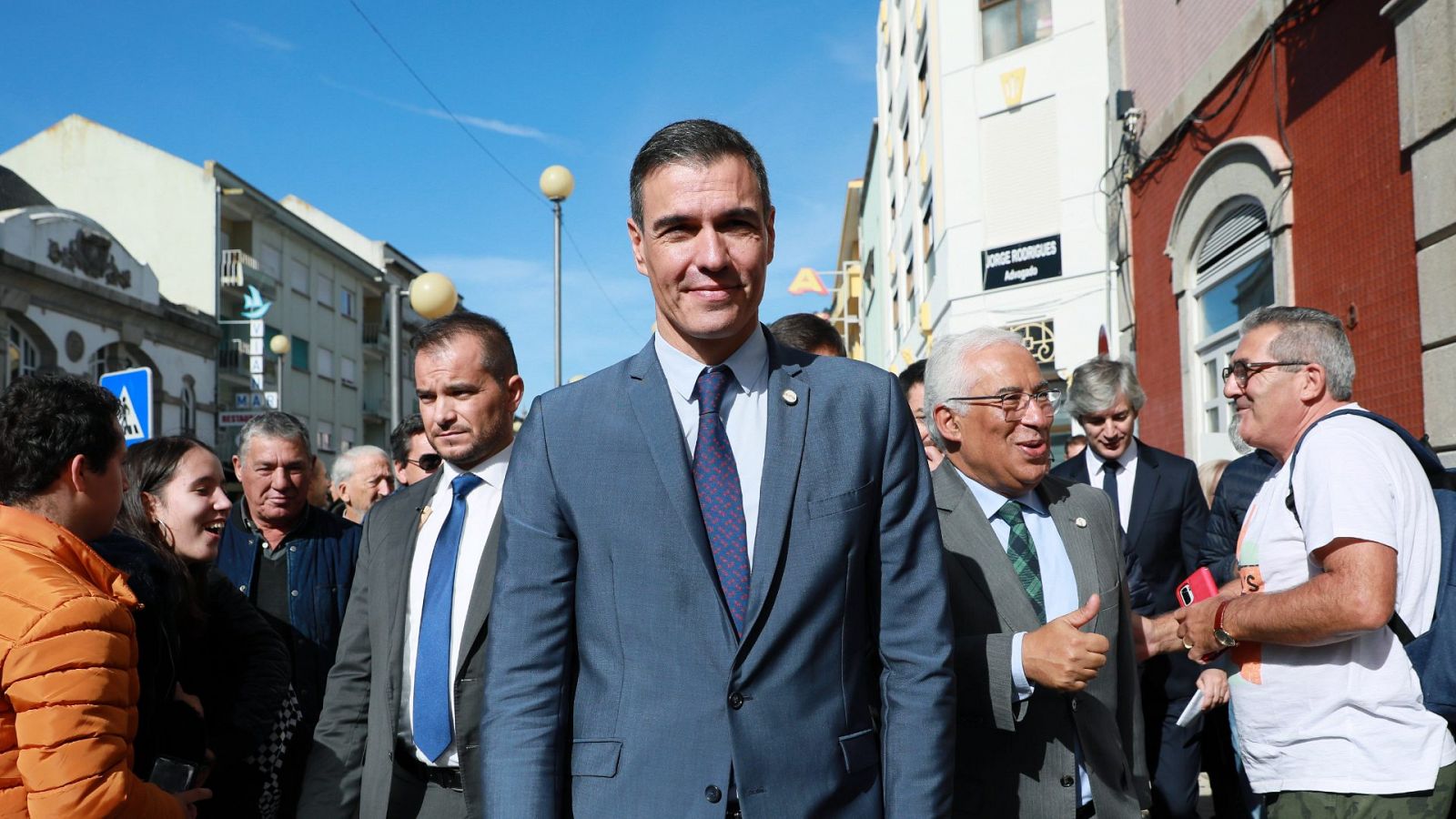 Sánchez, a De Guindos tras las críticas del BCE a la tasa a la banca: "Gracias por la 'ayuda' pero seguimos adelante"