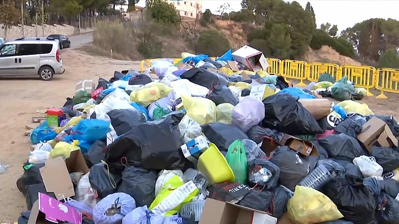 Varios municipios de Barcelona sufren una huelga de basuras de cuatro semanas: "Esto lo único que acarrea son ratas y enfermedades"