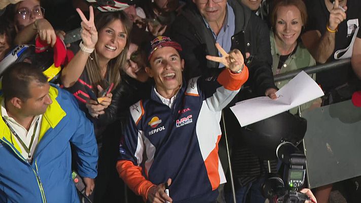 Telediario 2 - Márquez cuida a los fans en Cheste y tiene que cuidarse él
