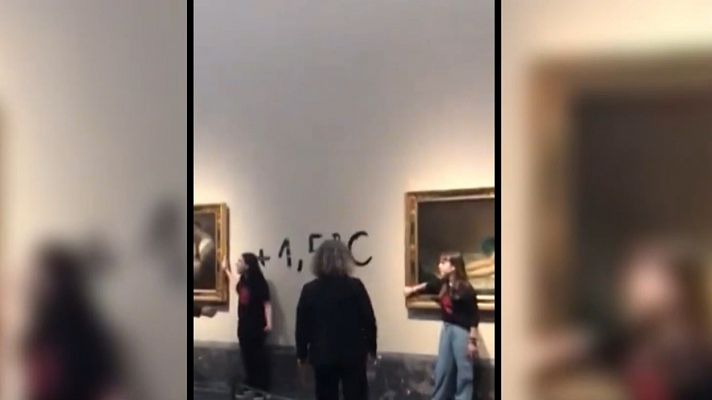 Dos activistas se pegan a los marcos de las 'Majas' de Goya 