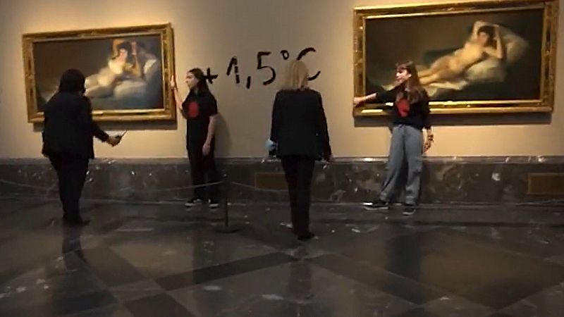 Dos activistas se pegan a las Majas de Goya en El Prado
