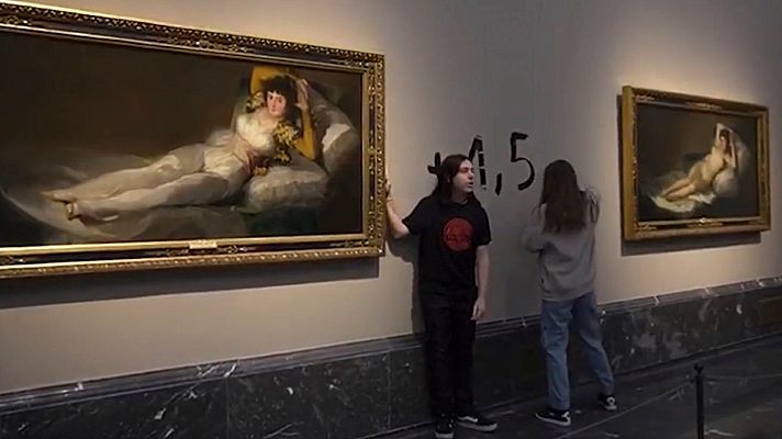 Telediario Fin de Semana - Dos activistas se pegan a los marcos de los cuadros de 'Las Majas' de Goya en el Prado