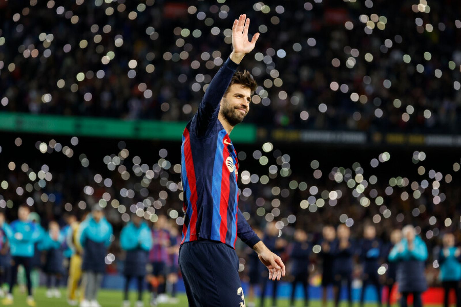 El Camp Npu ovaciona a Piqué en su vuelta de honor - Fútbol | Ver