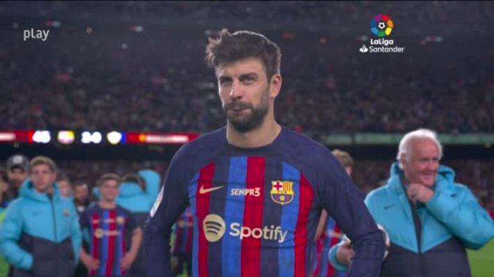 El Camp Nou ovaciona a Gerard Piqué en su vuelta de honor