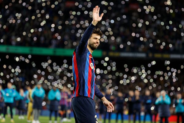 Fútbol - El Camp Nou ovaciona a Gerard Piqué en su vuelta de honor