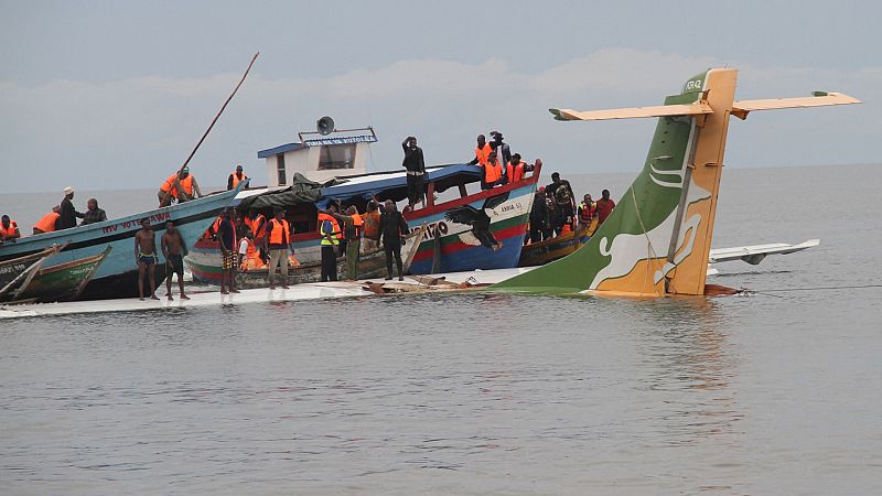 19 muertos tras estrellarse un avión en el lago Victoria en Tanzania