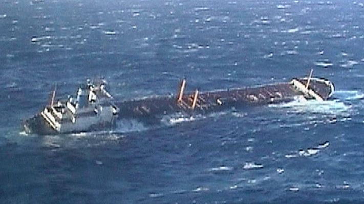 El petrolero 'Prestige' zozobra frente a las costas gallegas el 13 de noviembre de 2002