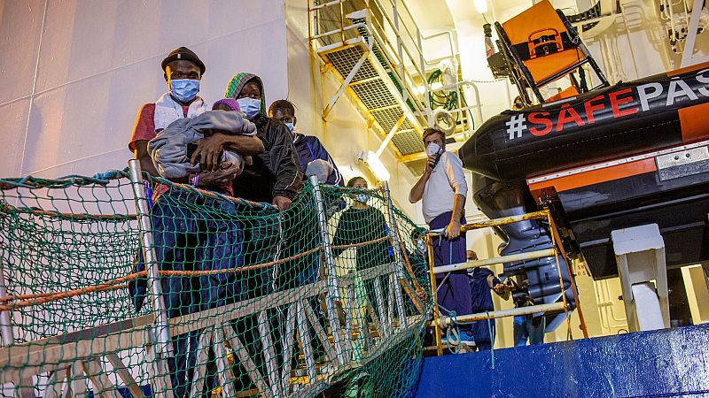 Cientos de migrantes siguen buscando un puerto seguro en Italia