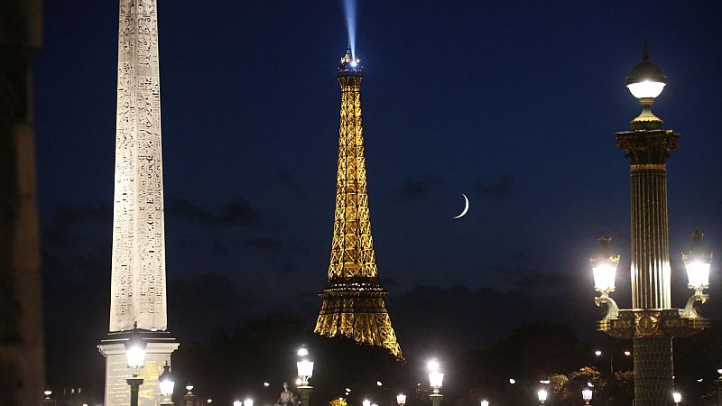Parkour por el planeta: activistas apagan las luces de escaparates con saltos en París