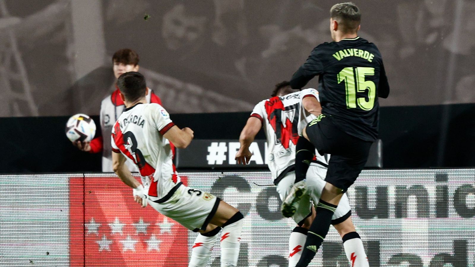 Valverde coló el balón del Rayo-Madrid en un balcón de Vallecas