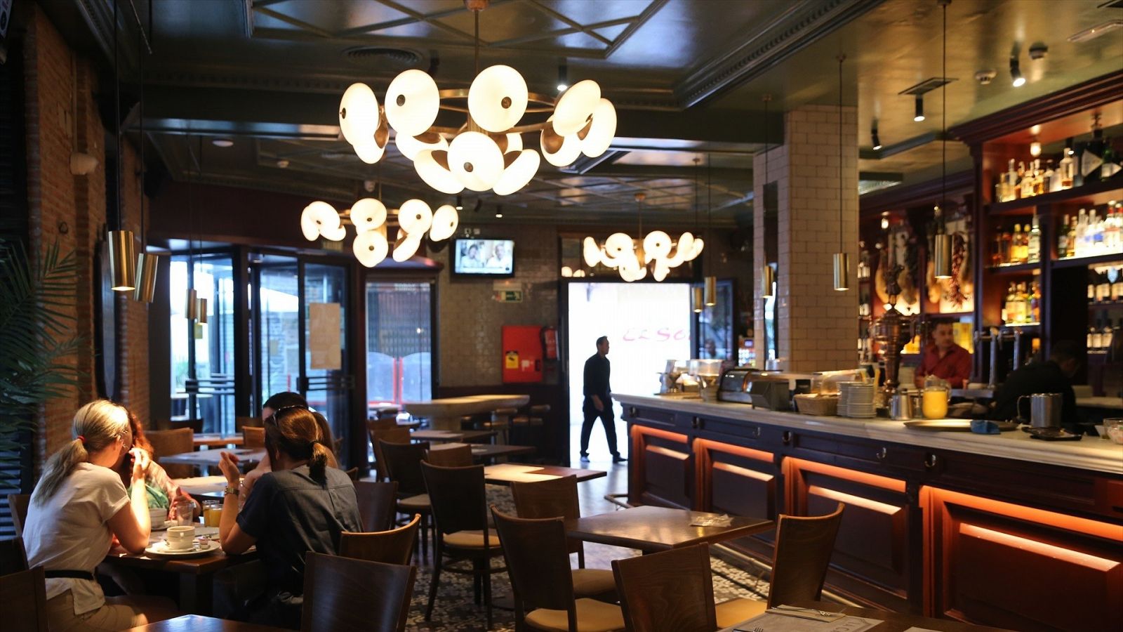 La hostelería apaga la luz por el incremento de precios energéticos - Hablando claro | Ver