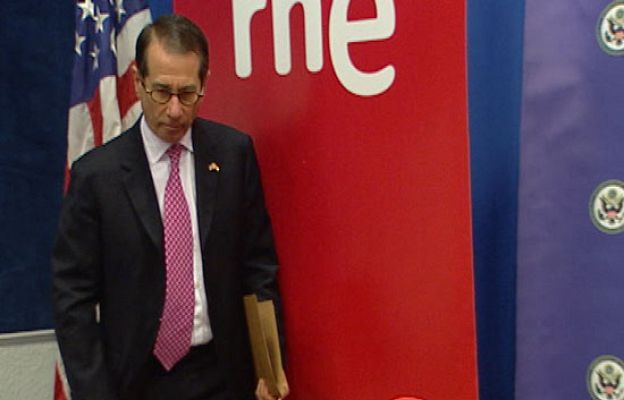  - Toma posesión el embajador de EEUU