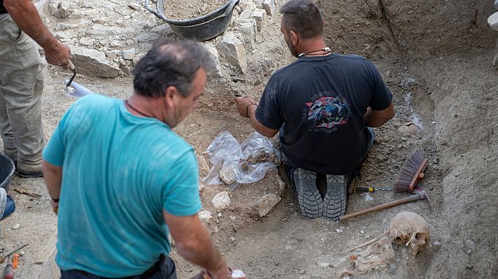 Telediario 1 - Encuentran los primeros restos humanos en las exhumaciones de la 'Fosa 702' del cementerio de Jaén