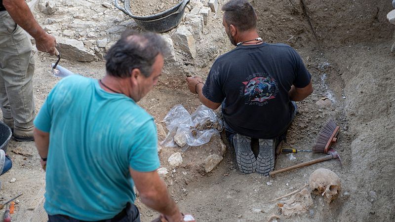 Encuentran los primeros restos humanos en las exhumaciones de la 'Fosa 702' del cementerio de Jaén