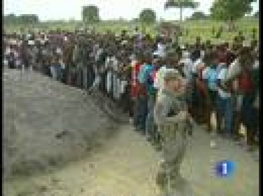  - Los marines ayudan en el reparto