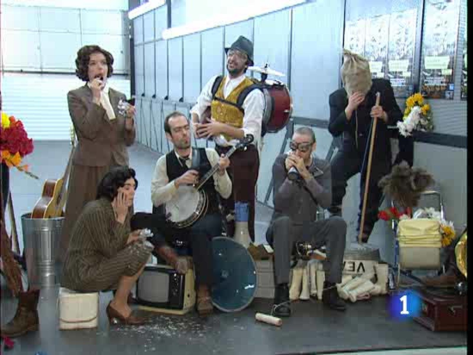 La "Orquesta de los hombres orquesta", una formación capaz de hacer música con cualquier objeto | Ver