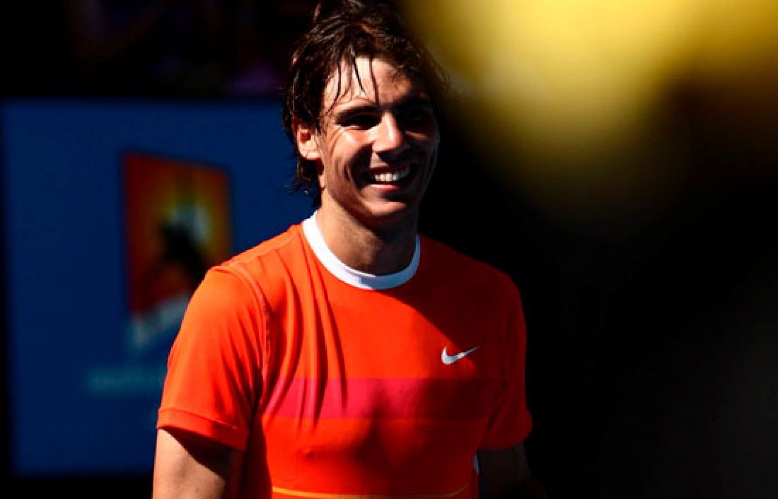 Nadal no cede en su camino hacia su segundo Open de Australia, ni siquiera cuando una espectadora le pide en matrimonio, como pasó durante el encuentro contra Lacko. 